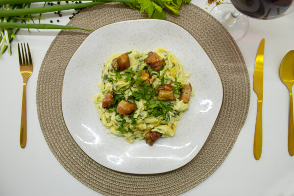 Fettuccine ao molho de Espinafre com Medalhão Suíno - 300g