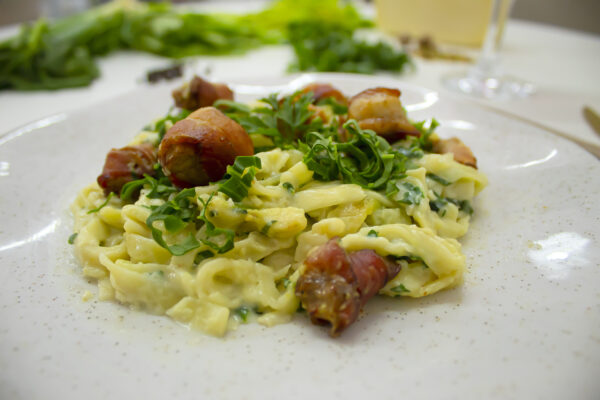 Fettuccine ao molho de Espinafre com Medalhão Suíno - 300g - Image 4